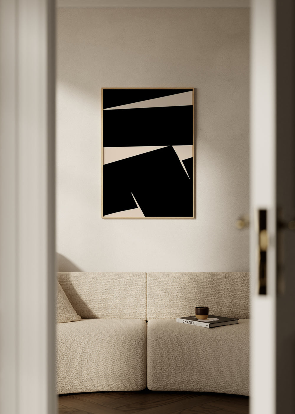 Quadro emoldurado com formas angulares em preto e bege claro, fundo escuro contrastante e estilo abstrato moderno para decoração de parede contemporânea. Disponível em kudeko.com