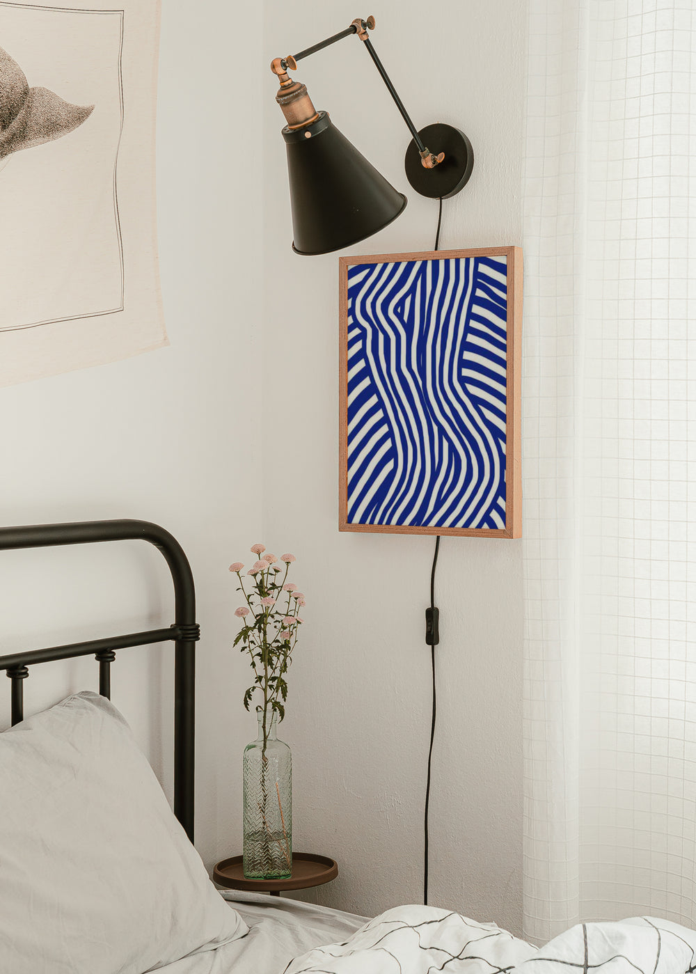 Tableau encadré avec silhouette féminine formée par des lignes ondulées bleues et blanches, contraste marqué, composition graphique moderne et style abstrait contemporain. Disponible sur kudeko.com