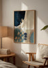 Tableau encadré avec composition abstraite de formes organiques en bleu marine, bleu grisé, blanc, beige et détails dorés, dans un style abstrait contemporain. Disponible sur kudeko.com