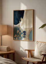 Tableau encadré avec composition abstraite de formes organiques en bleu marine, bleu grisé, blanc, beige et détails dorés, dans un style abstrait contemporain. Disponible sur kudeko.com