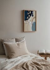 Tableau avec composition abstraite de formes organiques en bleu pétrole, beige sable, blanc, bleu gris et détails circulaires dorés, dans un style contemporain équilibré. Disponible sur kudeko.com