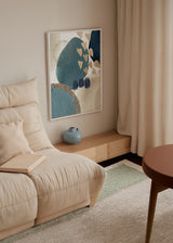 Tableau encadré avec composition abstraite de formes organiques en bleu pétrole, bleu marine, beige, blanc cassé et détails dorés, dans un style contemporain équilibré et lumineux. Disponible sur kudeko.com