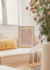 Cuadro decorativo de estilo minimalista y abstracto colocado en salón, formas orgánicas en rosa empolvado, modelo Blush Organic Forms