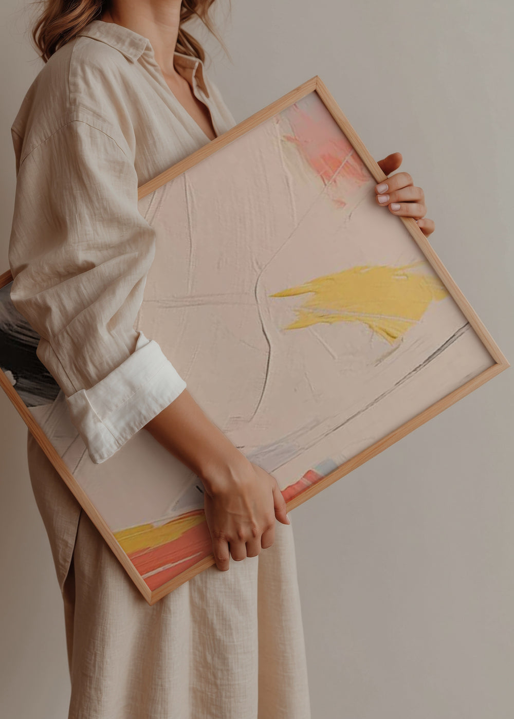 Quadro com composição abstrata em bege empolado, coral, amarelo mostarda, preto e cinzento, de estilo moderno e equilibrado para decoração de parede. Disponível em kudeko.com