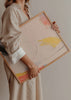 Abstraktes Wandbild mit gestischen Formen in Pudrig-Beige, Koralle, Senfgelb, Schwarz und Grau, im modernen und ausgewogenen Stil für stilvolle Wandgestaltung. Erhältlich auf kudeko.com