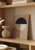 Cuadro decorativo de estilo minimalista y abstracto colocado en salón, composición geométrica en tonos tierra, modelo Brown geometry 7