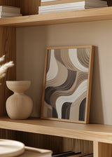 Quadro com formas onduladas sobrepostas em castanho, bege, creme e branco, composição abstrata de linhas curvas e efeito de profundidade visual equilibrado. Disponível em kudeko.com