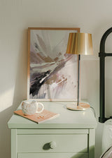 Tableau avec composition abstraite de traits fluides en blanc, beige, rose poudré, gris doux et noir, au style abstrait et à l’équilibre contemporain. Disponible sur kudeko.com