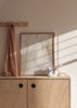 Wandbild mit abstrakter Komposition aus organischen Formen, weichen Texturen, geschwungenen Linien sowie Elfenbein, Sandbeige und Taupegrau in einem reduzierten abstrakten Stil. Erhältlich auf kudeko.com