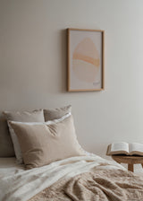 Cuadro decorativo de estilo minimalista y abstracto colocado en salón, formas orgánicas suaves en tonos neutros, modelo Calm Shapes II