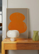 Cuadro decorativo de estilo minimalista y abstracto colocado en salón, forma orgánica abstracta en naranja vibrante, modelo Chromatic Volume X
