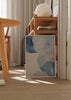 Cuadro decorativo de estilo minimalista y abstracto colocado en salón, formas abstractas en acuarela azul costera, modelo Coastal Blue Shapes I