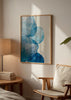 Cuadro decorativo de estilo minimalista y abstracto colocado en salón, formas abstractas azules en acuarela, modelo Coastal Blue Shapes IV