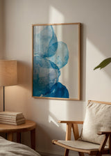 Cuadro decorativo de estilo minimalista y abstracto colocado en salón, formas abstractas azules en acuarela, modelo Coastal Blue Shapes IV