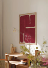 Cuadro decorativo de estilo minimalista y abstracto colocado en salón, formas abstractas orgánicas en rojo carmesí, modelo Crimson Contours