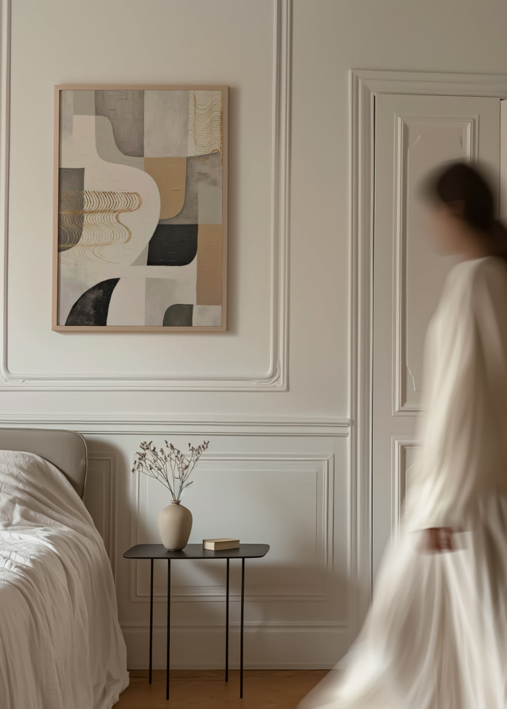 Tableau avec formes abstraites courbes et rectangulaires en blanc cassé, beige, gris, noir, avec détails dorés, dans un style abstrait contemporain pour décoration murale. Disponible sur kudeko.com