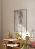 Tableau abstrait avec composition en blanc cassé, gris doux, beige clair et détails dorés verticaux, dans un style abstrait épuré et lumineux. Disponible sur kudeko.com