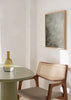 Cuadro decorativo de estilo minimalista y abstracto colocado en salón, textura abstracta suave en tonos neutros, modelo Delicate Texture IV