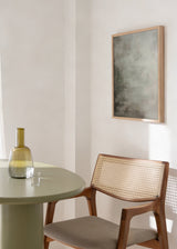 Cuadro decorativo de estilo minimalista y abstracto colocado en salón, textura abstracta suave en tonos neutros, modelo Delicate Texture IV