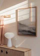 Wandbild mit abstrakter Landschaft aus diffusen Bergen, zartem Nebel, wellenförmigen Schichten sowie Beige, Rauchgrau, sanftem Schwarz und gebrochenem Weiß im abstrakten Stil. Erhältlich auf kudeko.com
