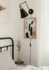 Tableau encadré avec composition abstraite de formes noires courbes, lignes fines, fond beige, écru et nuances terre, dans un style contemporain épuré. Disponible sur kudeko.com