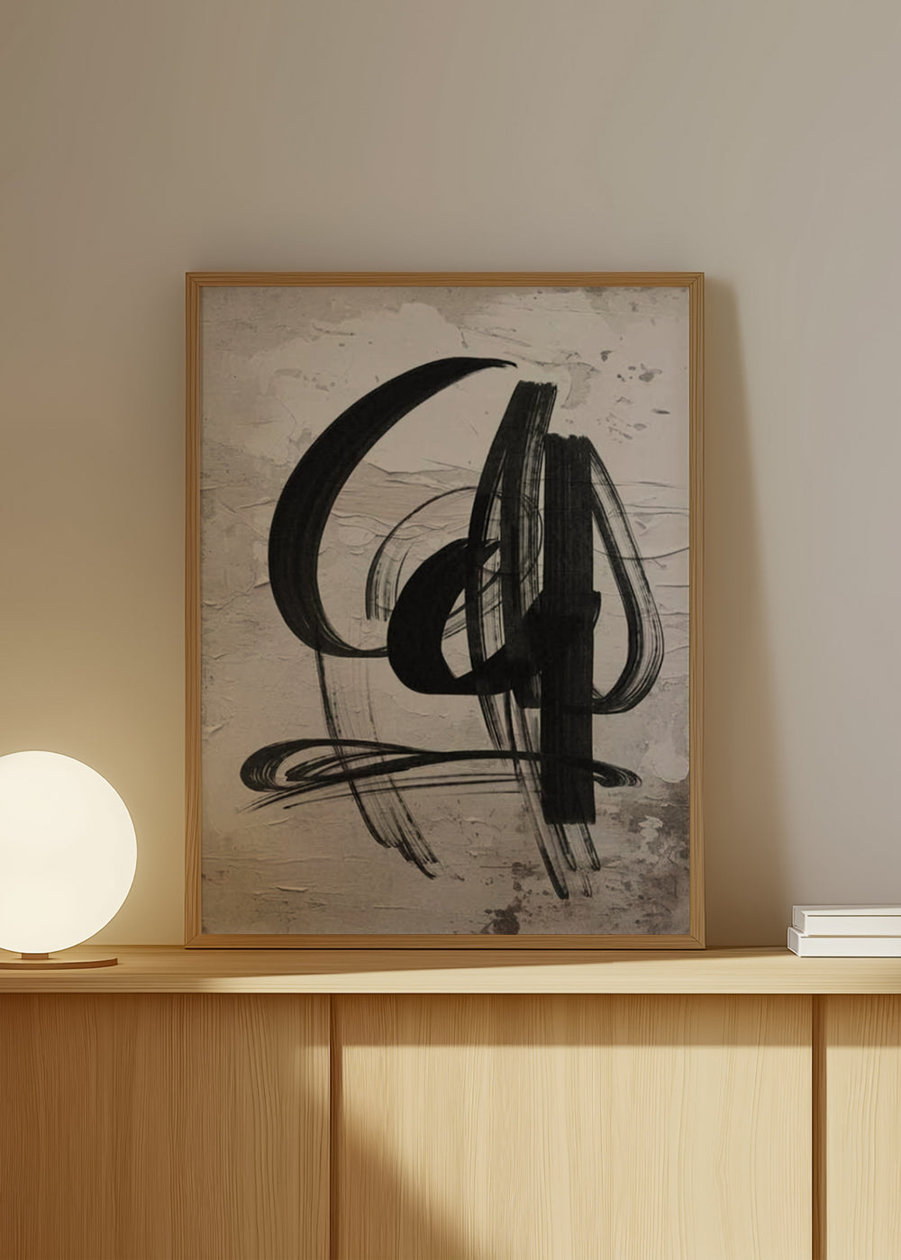 Cuadro decorativo de estilo minimalista y abstracto colocado en salón, composición abstracta en blanco y negro con trazos gestuales, modelo Doodle Veris Collection III