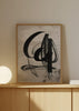 Cuadro decorativo de estilo minimalista y abstracto colocado en salón, composición abstracta en blanco y negro con trazos gestuales, modelo Doodle Veris Collection III