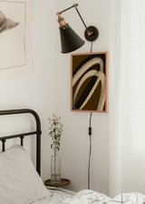 Cuadro decorativo de estilo minimalista y abstracto colocado en salón, trazos abstractos en tonos espresso, modelo Espresso strokes no5
