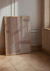 Wandbild mit überlagerten textilen Blöcken in Beige, Sand, Taupe und sanftem Braun, gleichmäßiger Bildwirkung und klarer geometrischer Gestaltung für eine ausgewogene Wanddekoration. Erhältlich auf kudeko.com