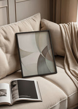 Cuadro decorativo de estilo minimalista y abstracto colocado en salón, composición abstracta geométrica en tonos neutros, modelo Geometry Veris Collection I
