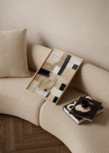 Cuadro decorativo de estilo minimalista y abstracto colocado en salón, composición abstracta geométrica en tonos neutros, modelo Geometry Veris Collection VI