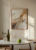 Tableau encadré avec composition abstraite en blanc, beige, doré et touches sombres, aux formes fluides et au style contemporain épuré. Disponible sur kudeko.com