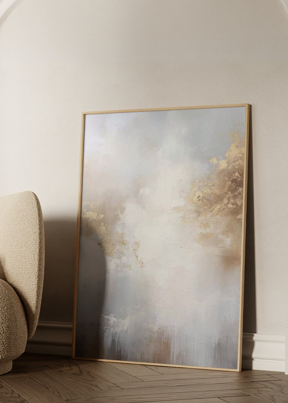 Cuadro decorativo de estilo minimalista y abstracto colocado en salón, composición abstracta en dorado y tonos neutros, modelo Gold Explosion Veris Collection VIII