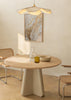 Cuadro decorativo de estilo minimalista y abstracto colocado en salón, mármol abstracto en tonos dorados, modelo Gold Marble