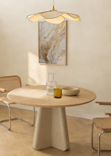 Cuadro decorativo de estilo minimalista y abstracto colocado en salón, mármol abstracto en tonos dorados, modelo Gold Marble
