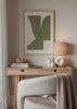 Cuadro decorativo de estilo minimalista y abstracto colocado en salón, forma abstracta verde en tonos suaves, modelo Green Abstract Form
