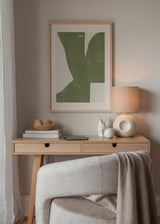 Cuadro decorativo de estilo minimalista y abstracto colocado en salón, forma abstracta verde en tonos suaves, modelo Green Abstract Form