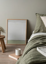 Wandbild abstrakt in Weiß und sanftem Grün für eine ruhige Dekoration kudeko.com. Erhältlich auf kudeko.com