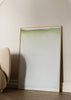 Wandbild abstrakt in Weiß mit Rändern in sanftem Grün, klarer dekorativer Stil für moderne Räume. Erhältlich auf kudeko.com