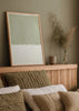 Quadro abstrato em verde acinzentado e branco quente, estilo decorativo simples para interiores modernos. Disponível em kudeko.com