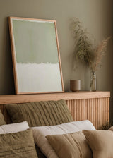 Quadro abstrato em verde acinzentado e branco quente, estilo decorativo simples para interiores modernos. Disponível em kudeko.com