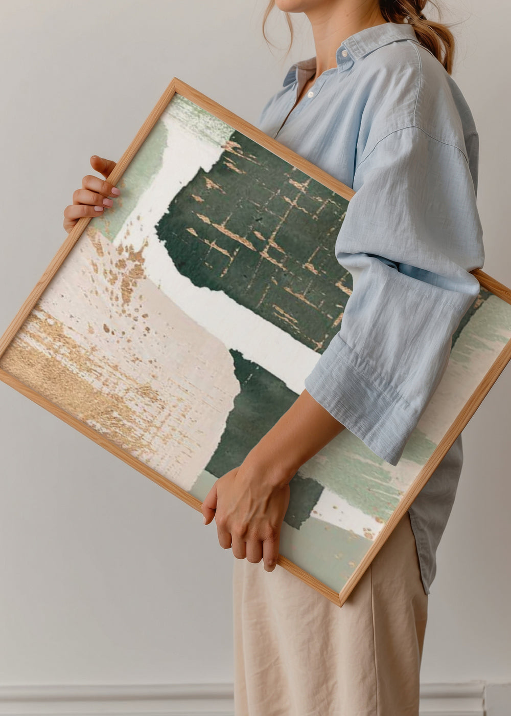 Abstraktes Wandbild mit überlagerten Blöcken in Salbeigrün, Dunkelgrün, Beige, Weiß und goldenen Strukturelementen, im ausgewogenen zeitgenössischen Stil. Erhältlich auf kudeko.com