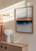 Cuadro decorativo de estilo minimalista y abstracto colocado en salón, paisaje abstracto de horizonte en tonos cobre y azul, modelo Horizon