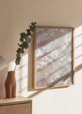 Abstraktes Wandbild mit perlmuttartiger Oberfläche, sanften Wellen, perlenden Reflexen, Weiß, Creme, Beige und zarten Rosatönen in einem ruhigen, klaren Stil. Erhältlich auf kudeko.com