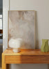 Abstraktes Wandbild mit weichen diffusen Formen in Beige, Sand, Creme und Hellbraun, heller Komposition und ruhiger Ausstrahlung im zeitgenössischen abstrakten Stil. Erhältlich auf kudeko.com