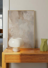Abstraktes Wandbild mit weichen diffusen Formen in Beige, Sand, Creme und Hellbraun, heller Komposition und ruhiger Ausstrahlung im zeitgenössischen abstrakten Stil. Erhältlich auf kudeko.com