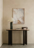 Cuadro decorativo de estilo minimalista y abstracto colocado en salón, composición abstracta en tonos tierra suaves, modelo Ilusión Artística Tierra II