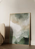 Cuadro decorativo de estilo minimalista y abstracto colocado en salón, composición abstracta en verdes suaves, modelo Ilusión Artística Verde I