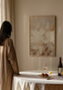 Quadro emoldurado com flores suaves em branco, bege, areia e caramelo sobre fundo difuso, com estilo floral delicado e contemporâneo. Disponível em kudeko.com