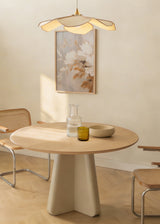 Quadro emoldurado com grandes flores em tons de creme, bege, taupe e caramelo, composição suave e estilo floral delicado para uma decoração de parede tranquila. Disponível em kudeko.com